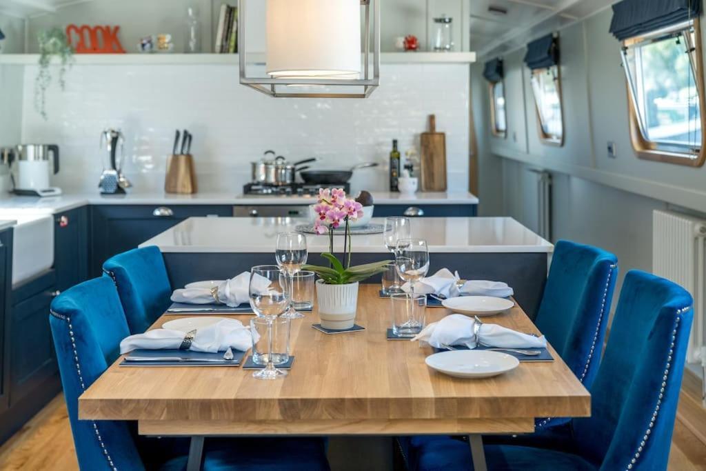 Luxurious Houseboat Near Canary Wharf In London Exterior foto